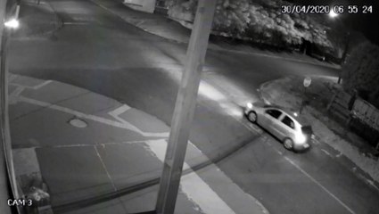 Câmera flagra condutor de Gol atirando para o alto