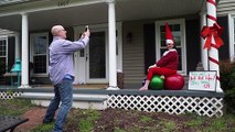 Coronavirus: une Américaine se déguise sur son perron pour égayer le confinement