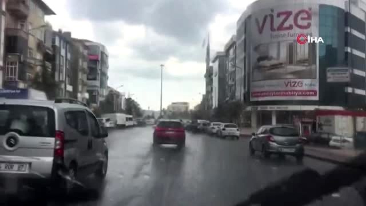 Aniden bastıran yağmur sonrası vatandaşlar hazırlıksız yakalandı, evde kalmayanlar ıslandı