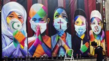 فنان جداريات برازيلي يرسم ويساعد الآخرين في زمن كورونا