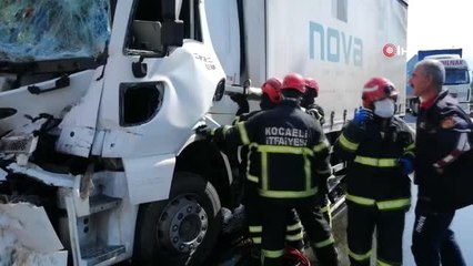 Tırın çarptığı tankerden dökülen yağ TEM'i trafiğe kapattı: 1 ağır yaralı