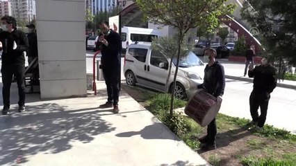 İmmün plazma tedavisiyle sağlığına kavuştu, davul zurna eşliğinde evine uğurlandı
