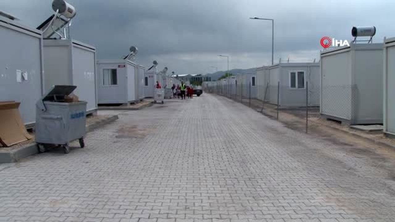 Konteyner kentte, sosyal mesafeli kitap dağıtımı