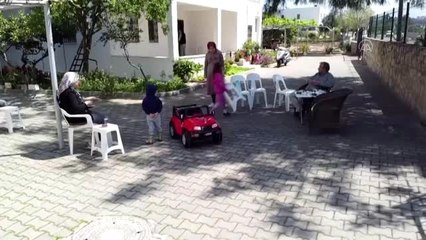Bodrum'da "Evde kalan" bazı aileler eğlenceli vakit geçiriyor