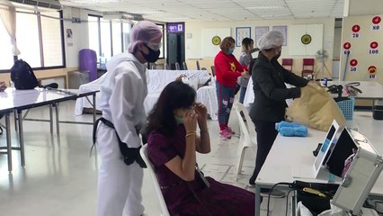 A cut above the rest: Volunteer hairdressers help Thai healthcare workers