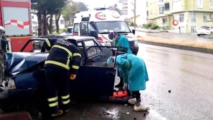 Ağaca çarpan otomobil hurdaya döndü: 2 yaralı