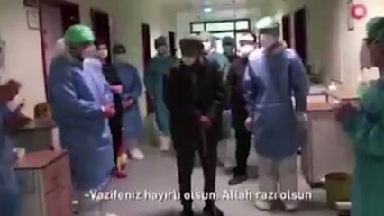 101 yaşında koronavirüsü yendi; hastaneden Samanyolu şarkısı ile uğurlandı