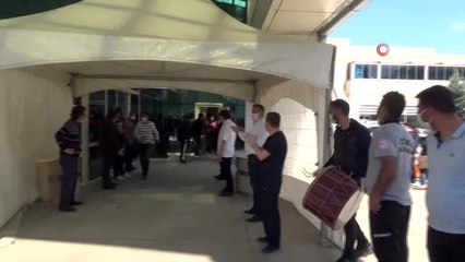 Siirt'te plazma tedavisi ile korona virüsü yenen hasta davul ve zurna çalınarak taburcu oldu