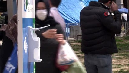 Korona virüs tedbirlerine rağmen pazarda ürünleri elleriyle seçtiler