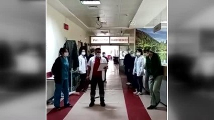 Kovid-19'u yenen iki hasta alkışlarla hastaneden ayrıldı