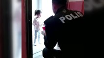 Polisten minik Duru'ya Türk bayrağı sürprizi