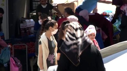 İstanbul'un göbeğinde sosyal mesafesiz ve seçmece pazar alışverişi