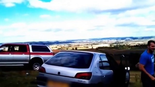 Il oublie le frein et voit sa voiture disparaitre