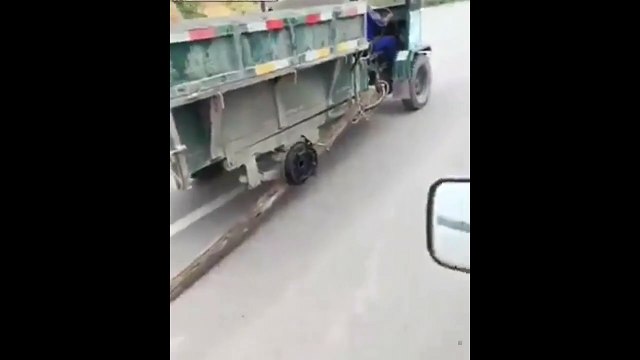 Ce camion roule sur trois roues et ça ne lui pose pas de problème