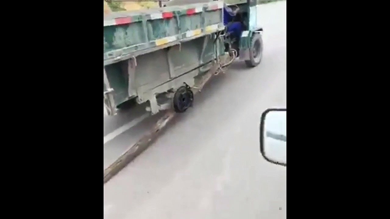 Ce camion roule sur trois roues et ça ne lui pose pas de problème