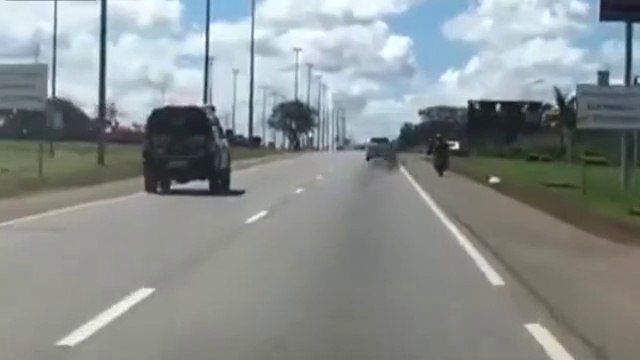 Un motard en fuite prêt à tout pour échapper à la police