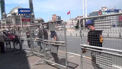 Taksim'de 1 Mayıs öncesi meydana çıkan yollar barikatlarla kapatıldı