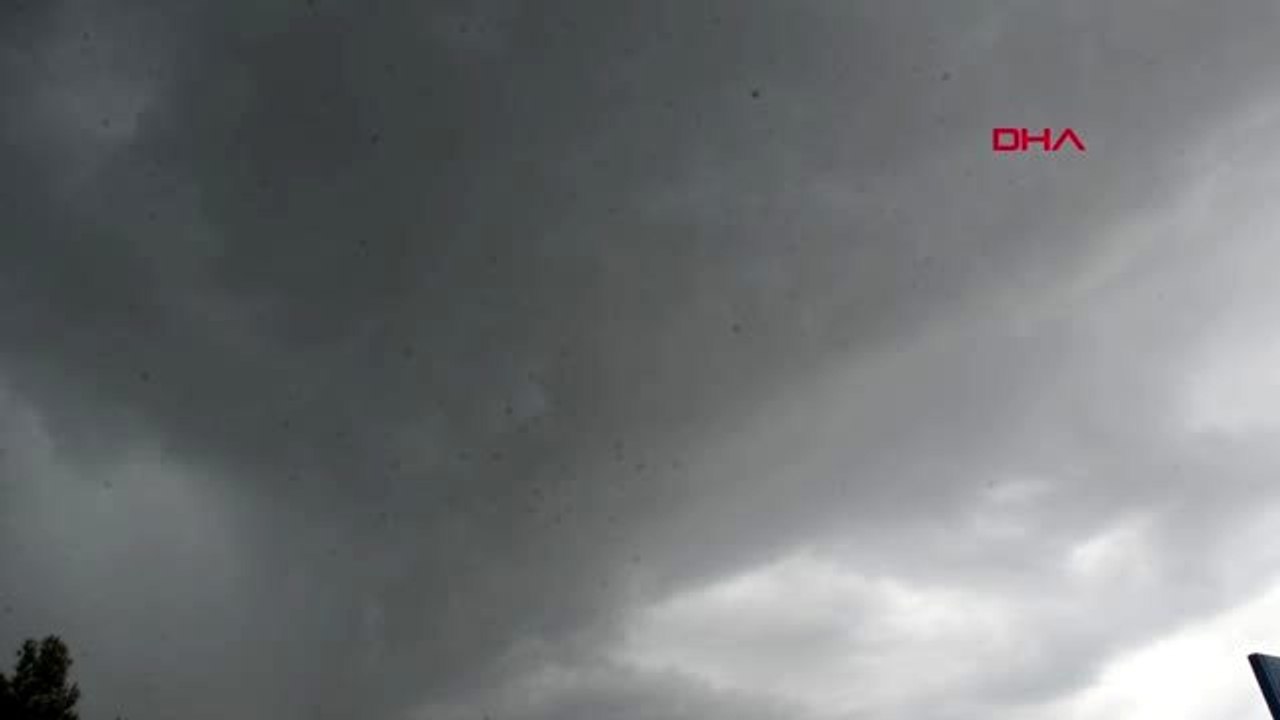 Edirne'de yağmur etkili oldu, yollar göle döndü
