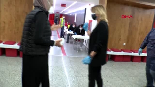 GÜLBEN ERGEN ÇAPA'DA BULUNAN KIZILAY KAN MERKEZİ'NDE KAN VERDİ