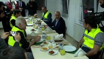 Ulaştırma Bakanı Karaismailoğlu, Kuzey Marmara Otoyolu’nda işçilerle iftar yaptı