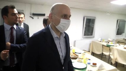 Bakan Karaismailoğlu işçilerle iftar yaptı