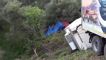 Çanakkale’de can pazarı...Kamyon ile kamyonet çarpıştı: 1'i ağır 6 yaralı
