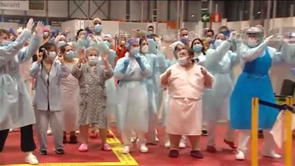 Último aplauso de las 20:00 en el hospital de campaña de IFEMA