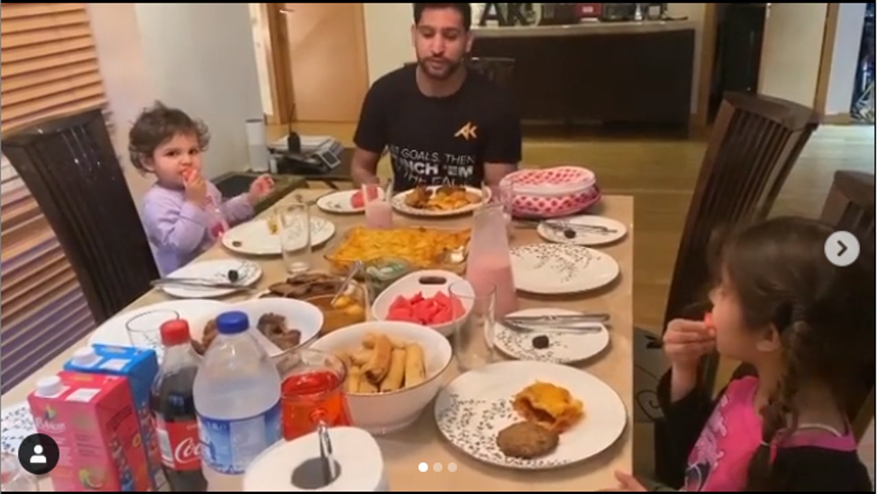 أمير خان يشارك أطفاله الإفطار في رمضان