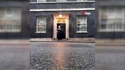- Boris Johnson'dan sağlık çalışanlarına alkışlı destek