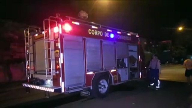 Diante do mato alto, incêndio atinge grandes proporções e assusta moradores no Nova Cidade