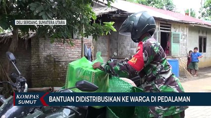 Personel TNI Distribusikan Bantuan Ke Warga Di Pedalaman