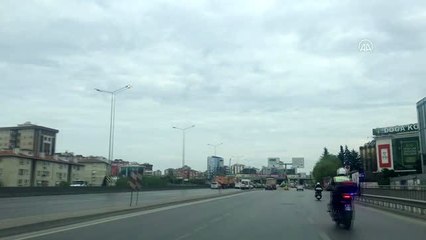 Polis yollardaki denetim noktalarında kontrol yapıyor