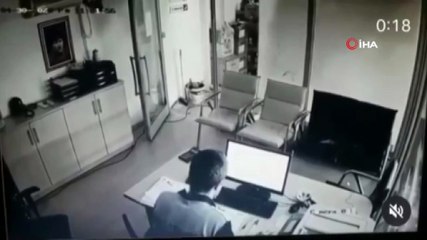 Tavan çöktü, toz bulutlarının arasından böyle çıktı... Tehlikeli anlar kamerada