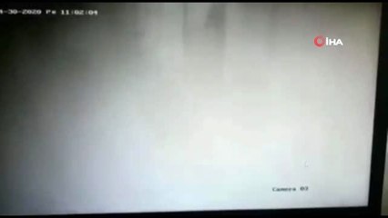 Tavan çöktü, toz bulutlarının arasından böyle çıktı... Tehlikeli anlar kamerada