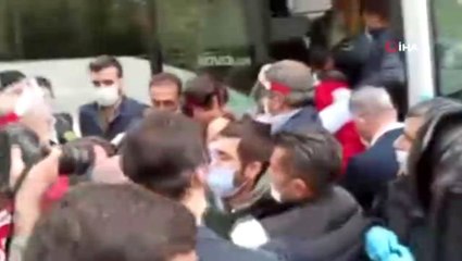 Tải video: DİSK Genel Başkanı Arzu Çerkezoğlu gözaltına alındı