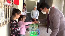 Evde sıkılan iki kız kardeşin sosyal medya üzerinden istedikleri kuşu Belediye Başkanı getirdi