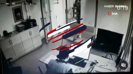 Çalıştığı sırada üzerine tavan böyle çöktü