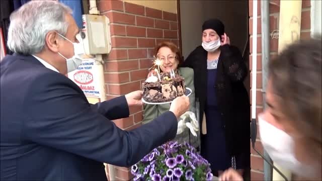 Bozüyük'te 87 yaşına giren kadına sürpriz doğum günü