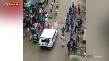 Hindistan’da yasağa uymayan halk polisi taşlarla kovaladı