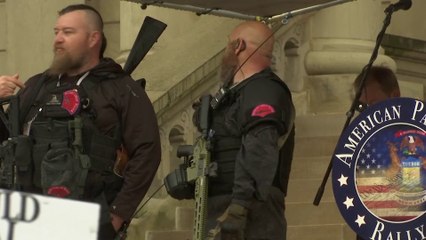 Michigan: des militants anti-confinement, parfois armés, manifestent devant le Capitole