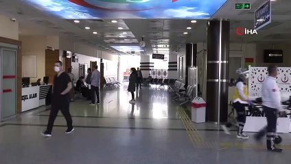 Hastalığı yenen doktor ilk olarak immün plazmasını bağışladı