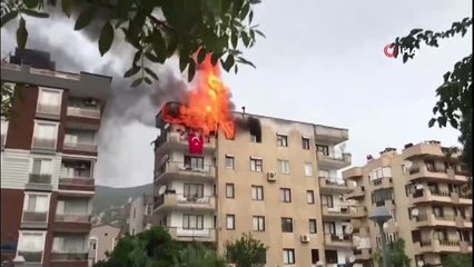 Milas'ta bir evin mutfağında patlayan tüp korkuttu...Patlama anı kamerada