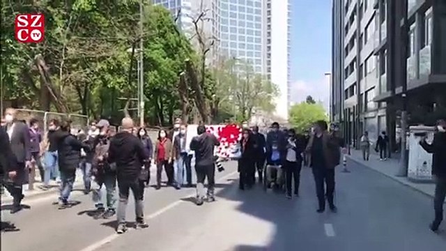 Parçalanan 1 Mayıs çelengi Taksim Meydanı’na çıkarıldı
