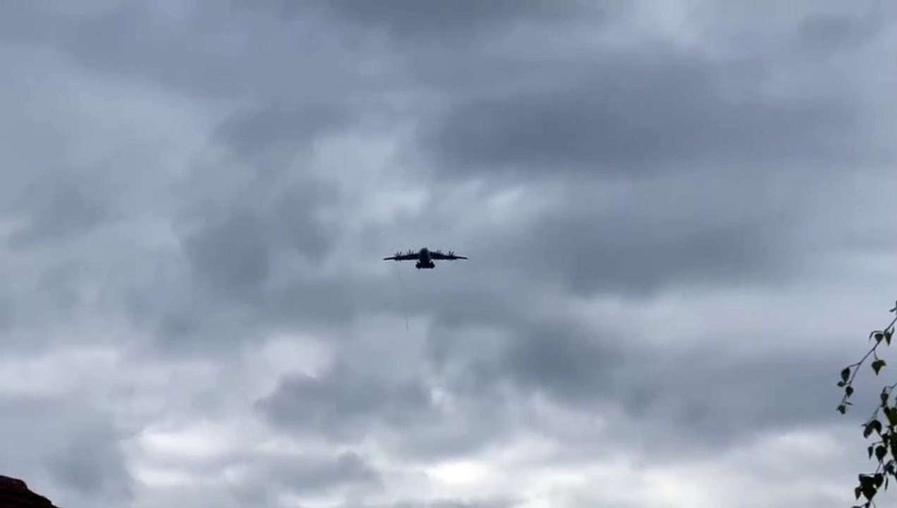 RAF A400M Atlas aircraft from RAF Brize Norton training in Leeds (VIDEO: Chris Newsome)