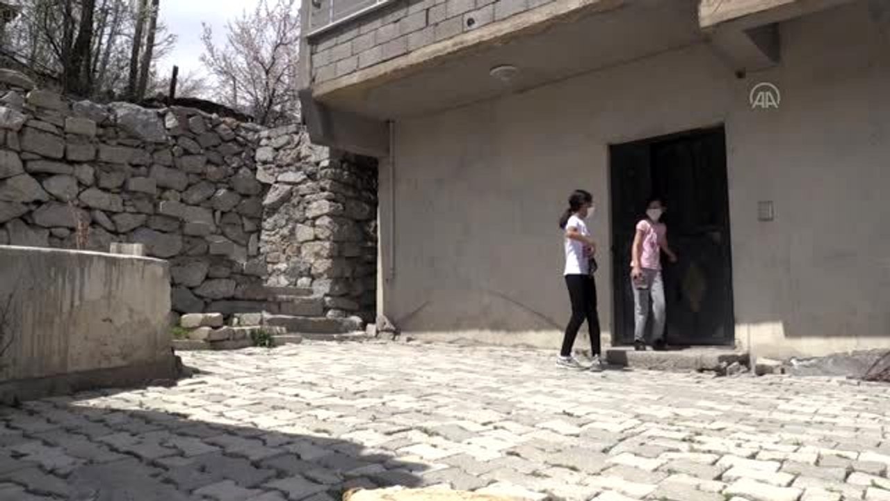 Terlikten raket, bezden top yapıp tenis oynayan çocuklara malzeme desteği
