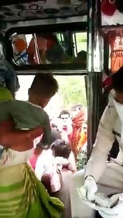 श्रमिक दिवस: 20 हजार वेतन में से पुलिस आरक्षक ने मज़दूरों में बांट दिए 15 हजार
