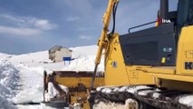 Yılın 6 ayı kardan kapalı olan karayolunu açma çalışmaları devam ediyor