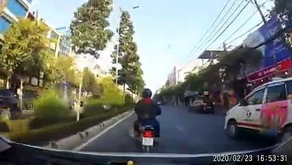 y2mate.com - Lạng lách ,  đánh võng trước đầu xe ô tô , và cái kết............kinh quoàng _Q22i8MJ9HD8_240p