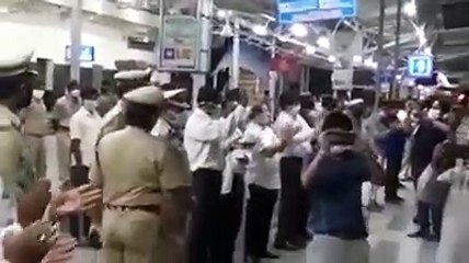 చప్పట్ల మధ్య బయలుదేరిన స్పెషల్ రైలు