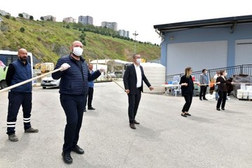 Fırça saplarıyla sosyal mesafeli 1 Mayıs halayı